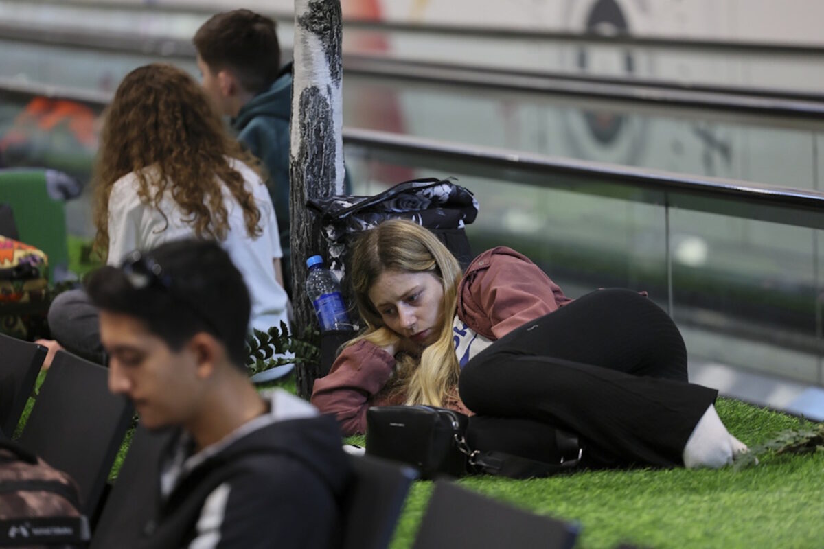 Επιβάτες περιμένουν στο αεροδρόμιο Sheremetyevo της Μόσχας