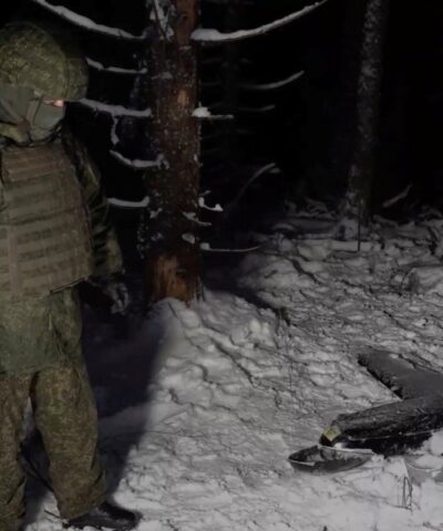 Στρατιώτης δίπλα από κατεστραμμένο drone