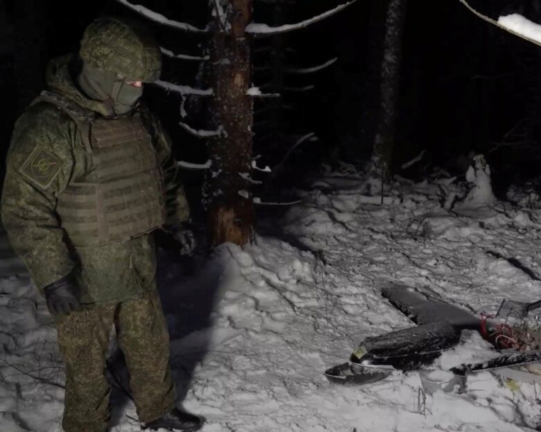 Στρατιώτης δίπλα από κατεστραμμένο drone