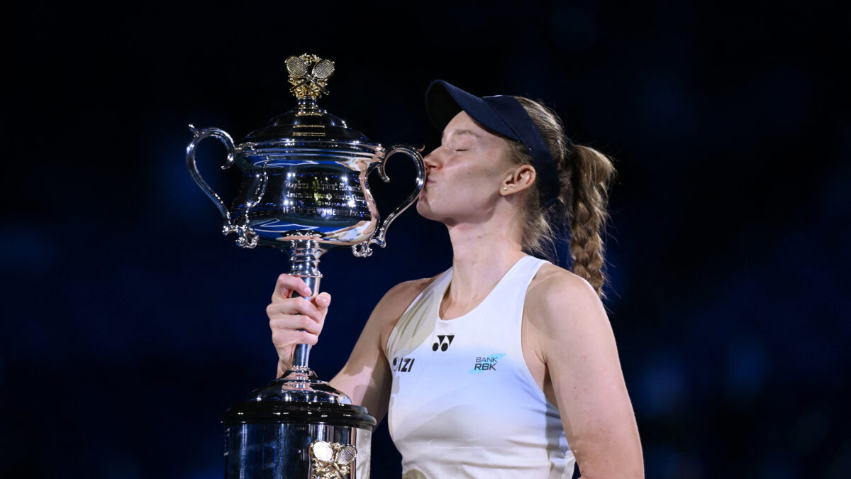 Η Έλενα Ριμπάκινα με τίτλο του Australian Open