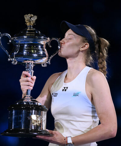 Η Έλενα Ριμπάκινα με τίτλο του Australian Open