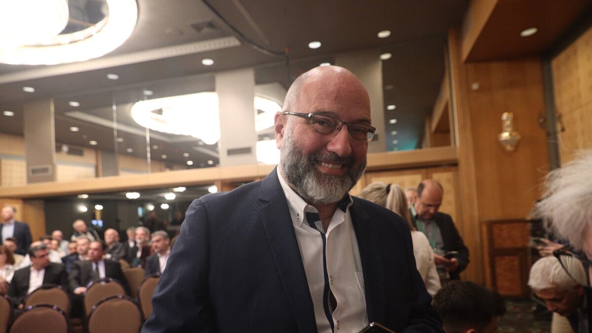 Σάκης Αρναούτογλου