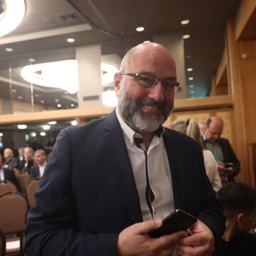 Σάκης Αρναούτογλου