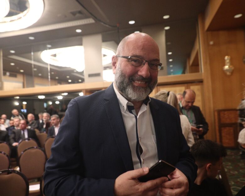 Σάκης Αρναούτογλου