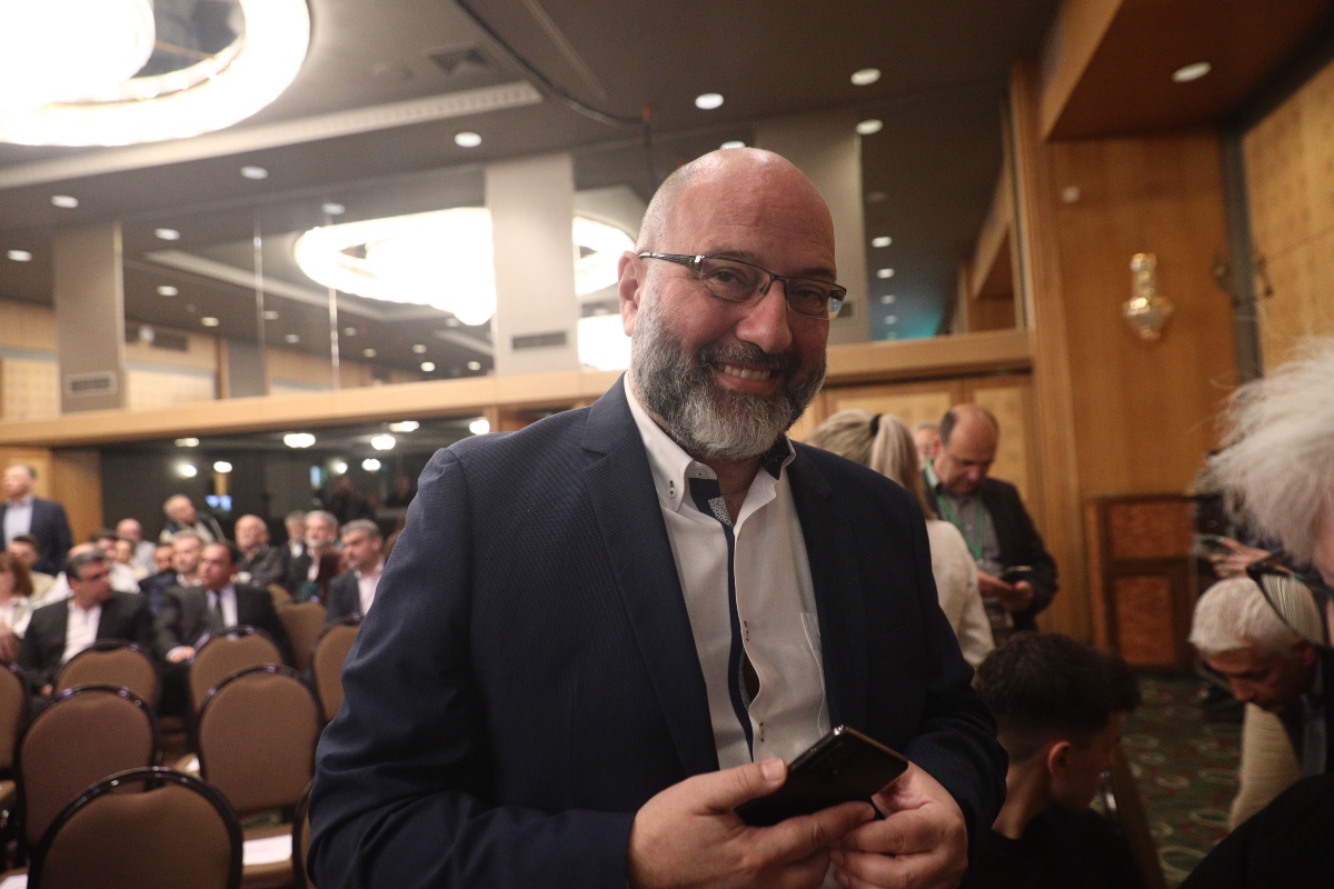 Σάκης Αρναούτογλου