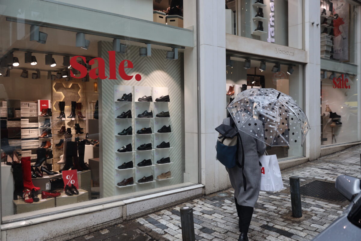 Στιγμιότυπο από εμπορικό κατάστημα στην οδό Ερμού στην Αθήνα, κατά την έναρξη των χειμερινών εκπτώσεων