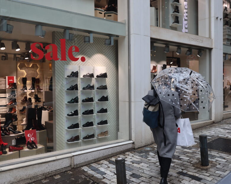 Στιγμιότυπο από εμπορικό κατάστημα στην οδό Ερμού στην Αθήνα, κατά την έναρξη των χειμερινών εκπτώσεων