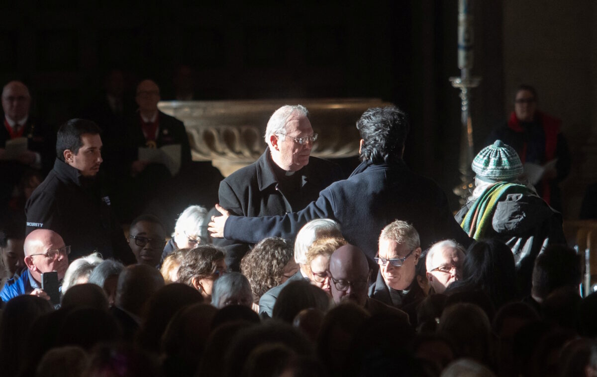 Η στιγμή που απομακρύνεται ο κληρικός που φώναξε ότι διαφωνεί με τον ορισμό της Σάρα Μαλάλι