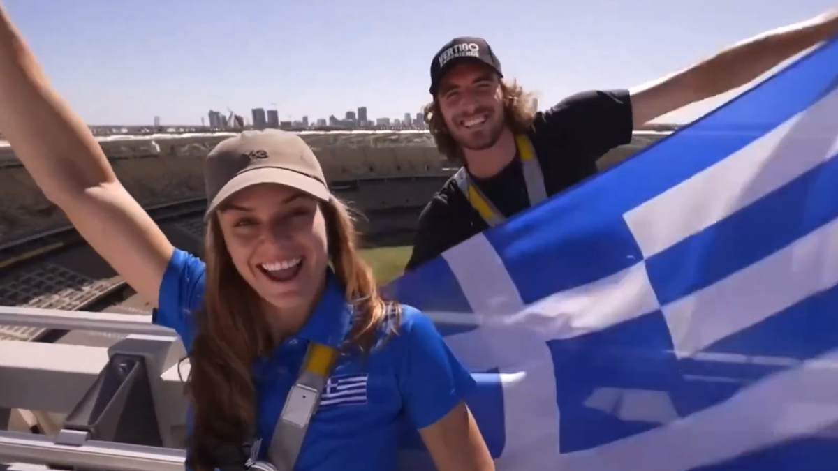 Ο Τσιτσιπάς και η Σάκκαρη με την ελληνική σημαία