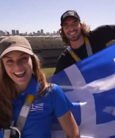 Ο Τσιτσιπάς και η Σάκκαρη με την ελληνική σημαία