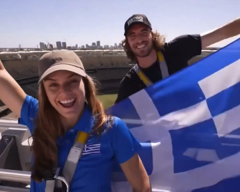 Ο Τσιτσιπάς και η Σάκκαρη με την ελληνική σημαία