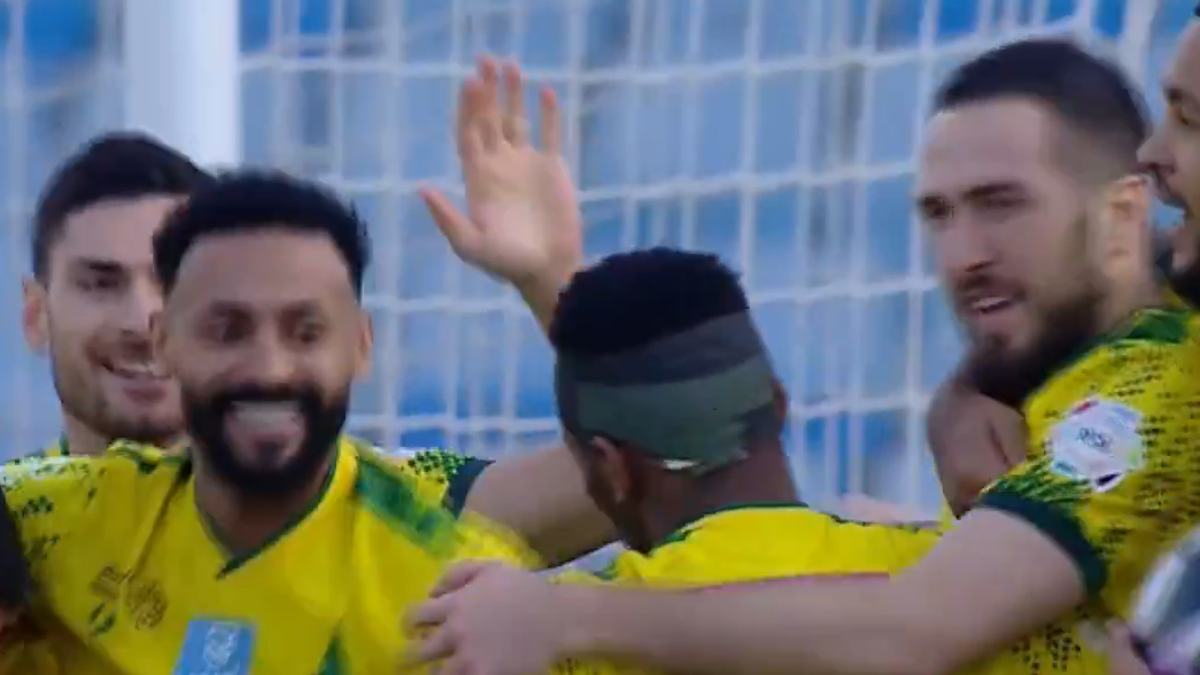 Ο Φορτούνης πανηγυρίζει με τους συμπαίκτες του