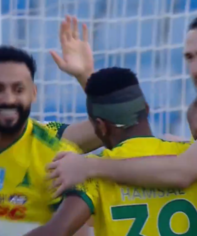 Ο Φορτούνης πανηγυρίζει με τους συμπαίκτες του