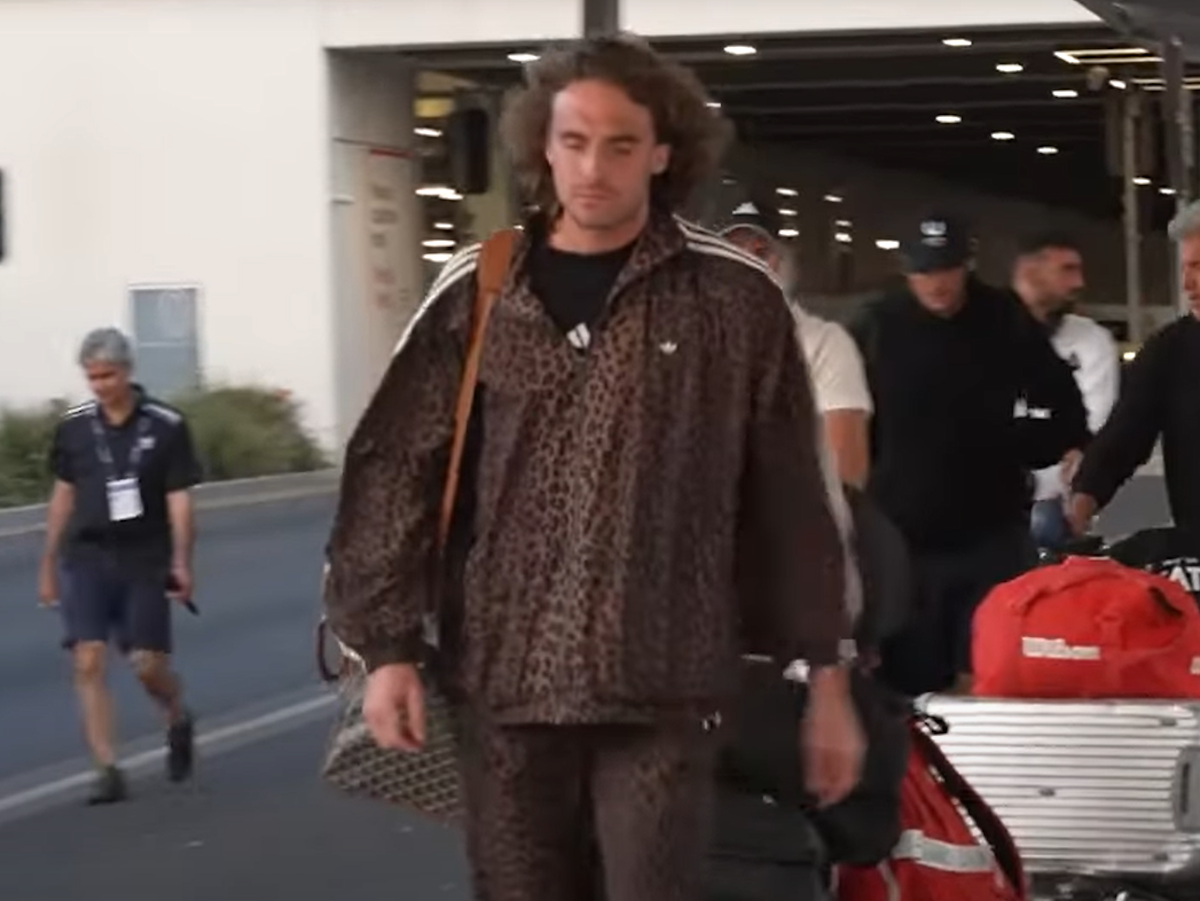 Ο Στεφανός Τσιτσιπάς με το λεοπάρ σύνολό του