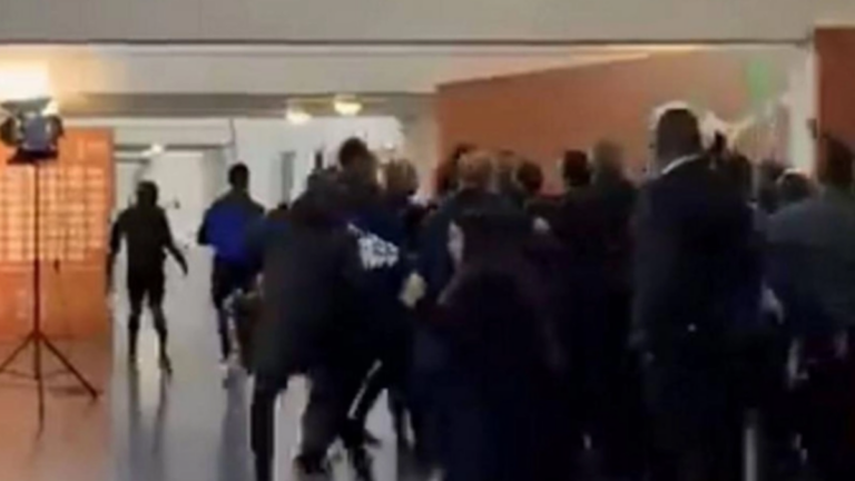 Πανικός στα αποδυτήρια του γηπέδου