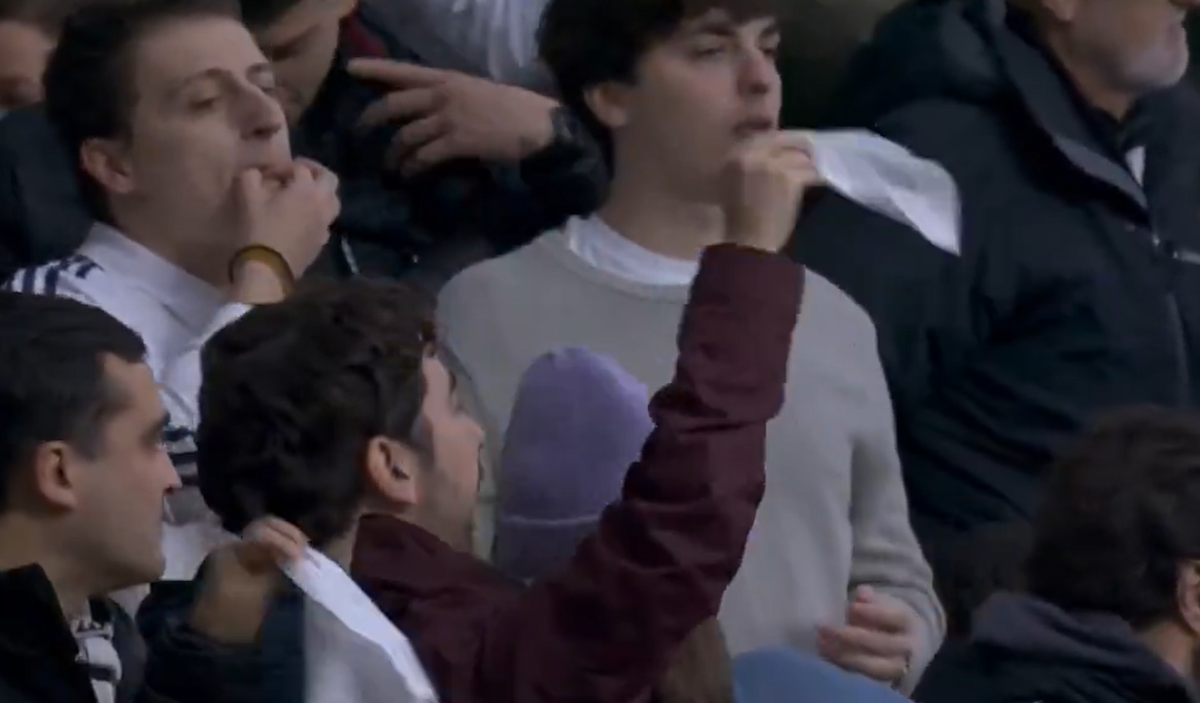 Τα λευκά μαντήλια στο «Μπερναμπέου»