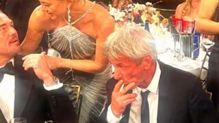 Ο Σον Πεν ανάβει τσιγάρο στις Χρυσές Σφαίρες