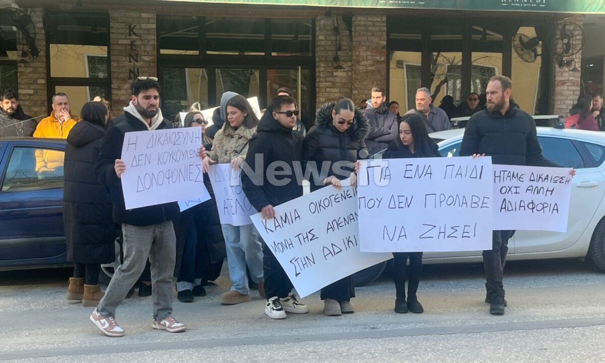 Σέρρες: «Έφυγε νωρίς και άδικα» φωνάζουν η αδελφή και οι φίλοι του 17χρονου έξω από τον ανακριτή που απολογείται ο 15χρονος
