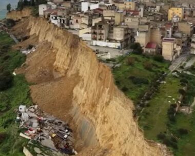 Εικόνα από την εκτεταμένη κατολίσθηση στη Σικελία
