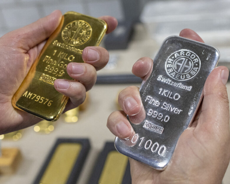 Μπάρες χρυσού και ασημιού