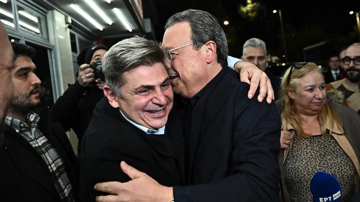 Ο πρόεδρος του ΣΥΡΙΖΑ, Σωκράτης Φάμελλος (δεξιά) και ο ευρωβουλευτής του κόμματος, Νικόλας Φαραντούρης (αριστερά)