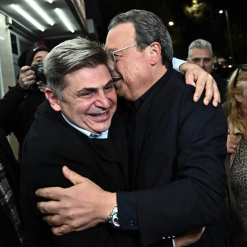 Ο πρόεδρος του ΣΥΡΙΖΑ, Σωκράτης Φάμελλος (δεξιά) και ο ευρωβουλευτής του κόμματος, Νικόλας Φαραντούρης (αριστερά)