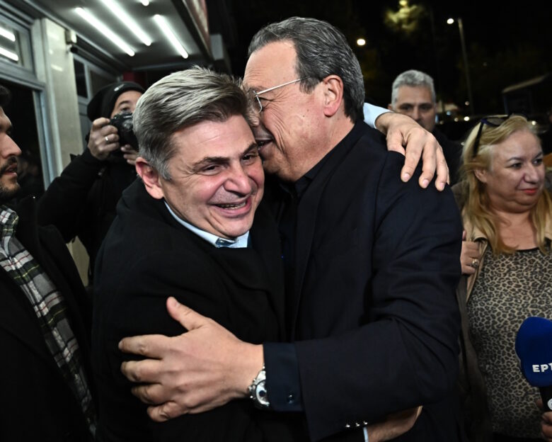 Ο πρόεδρος του ΣΥΡΙΖΑ, Σωκράτης Φάμελλος (δεξιά) και ο ευρωβουλευτής του κόμματος, Νικόλας Φαραντούρης (αριστερά)