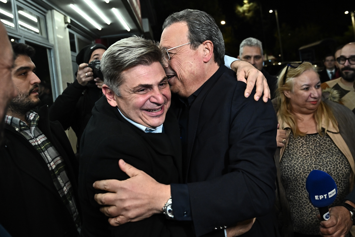 Ο πρόεδρος του ΣΥΡΙΖΑ, Σωκράτης Φάμελλος (δεξιά) και ο ευρωβουλευτής του κόμματος, Νικόλας Φαραντούρης (αριστερά)