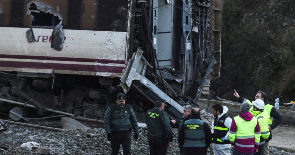 Συνεχίζονται οι έρευνες στα συντρίμμια των τρένων στην Ισπανία