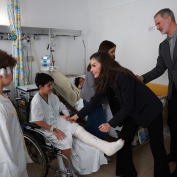 Ο βασιλιάς Φελίπε και η βασίλισσα Λετίθια της Ισπανίας συνομιλούν με τραυματίες της σιδηροδρομικής τραγωδίας, κατά τη διάρκεια της επίσκεψής τους στο νοσοκομείο «Reina Sofia»