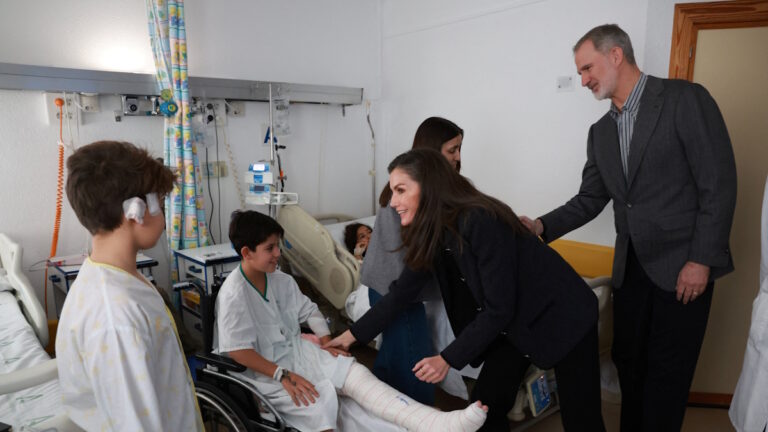 Ο βασιλιάς Φελίπε και η βασίλισσα Λετίθια της Ισπανίας συνομιλούν με τραυματίες της σιδηροδρομικής τραγωδίας, κατά τη διάρκεια της επίσκεψής τους στο νοσοκομείο «Reina Sofia»