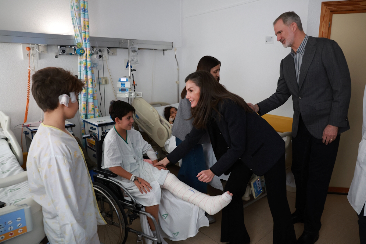 Ο βασιλιάς Φελίπε και η βασίλισσα Λετίθια της Ισπανίας συνομιλούν με τραυματίες της σιδηροδρομικής τραγωδίας, κατά τη διάρκεια της επίσκεψής τους στο νοσοκομείο «Reina Sofia»