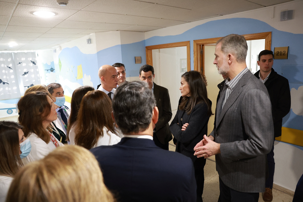 Το βασιλικό ζεύγος της Ισπανίας ενημερώνεται από τους γιατρούς για την κατάσταση των τραυματιών