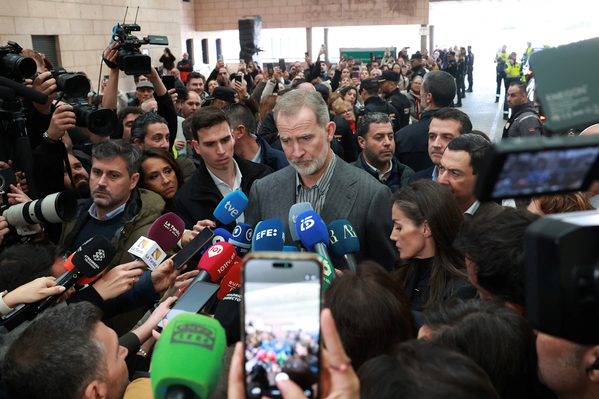 Ο Φελίπε κάνει δηλώσεις στα τηλεοπτικά κανάλια στη διάρκεια της επίσκεψής του στο νοσοκομείο «Reina Sofia»