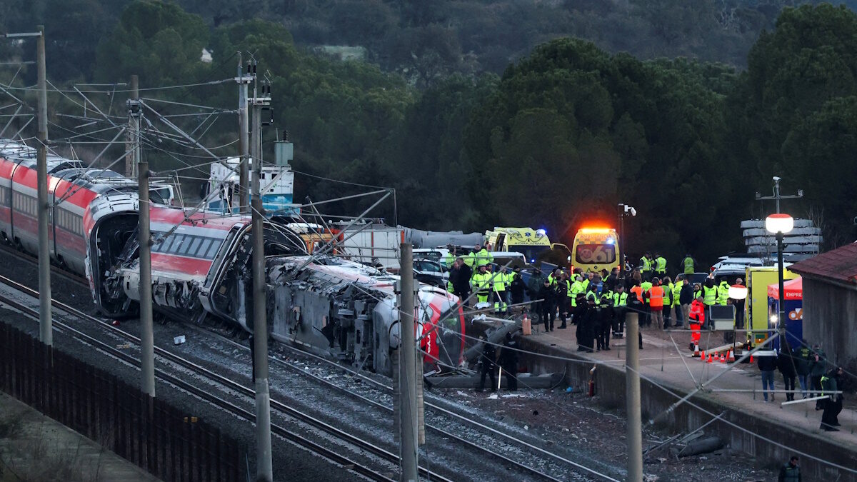Μέλη της Ισπανικής Πολιτικής Προστασίας, μαζί με προσωπικό έκτακτης ανάγκης, στον τόπο της θανατηφόρας εκτροχίασης δύο τρένων υψηλής ταχύτητας κοντά στο Adamuz, στην Κόρδοβα της Ισπανίας