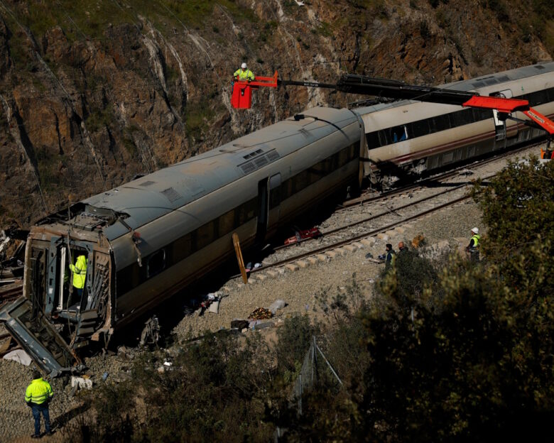 Προσωπικό της υπηρεσίας συντήρησης του σιδηροδρομικού δικτύου της Ισπανίας στον τόπο της πολύνεκρης τραγωδίας στην Κόρδοβα