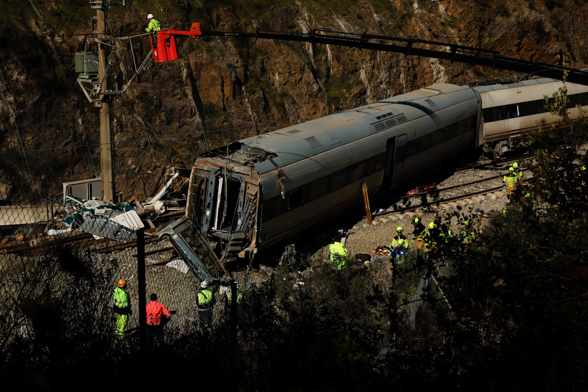Προσωπικό της υπηρεσίας συντήρησης του σιδηροδρομικού δικτύου της Ισπανίας στον τόπο της πολύνεκρης τραγωδίας στην Κόρδοβα