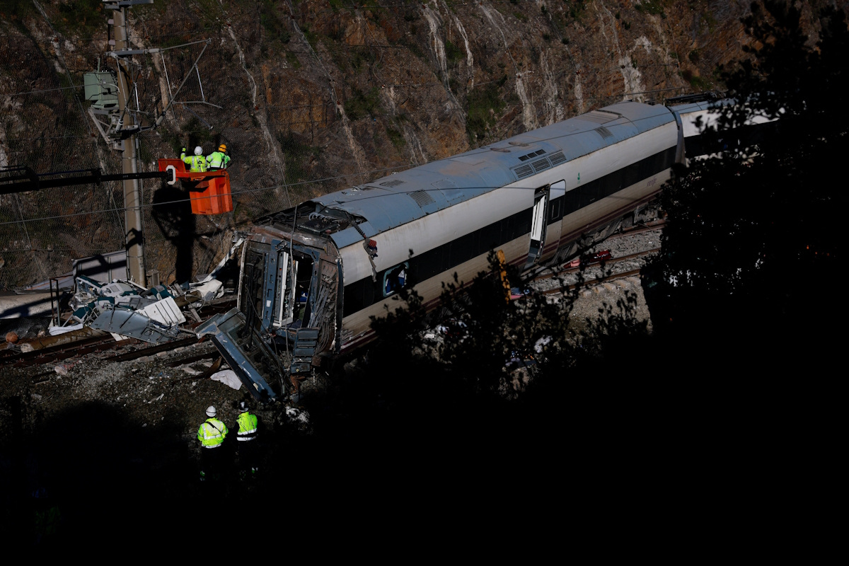 Προσωπικό της υπηρεσίας συντήρησης του σιδηροδρομικού δικτύου της Ισπανίας στον τόπο της πολύνεκρης τραγωδίας στην Κόρδοβα
