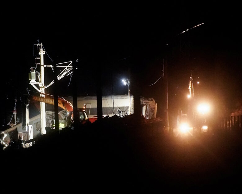 Γερανοί στο σημείο του σιδηροδρομικού δυστυχήματος στην Κόρδοβα της νότιας Ισπανίας