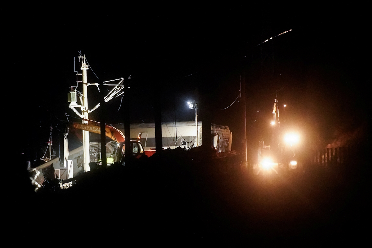 Γερανοί στο σημείο του σιδηροδρομικού δυστυχήματος στην Κόρδοβα της νότιας Ισπανίας