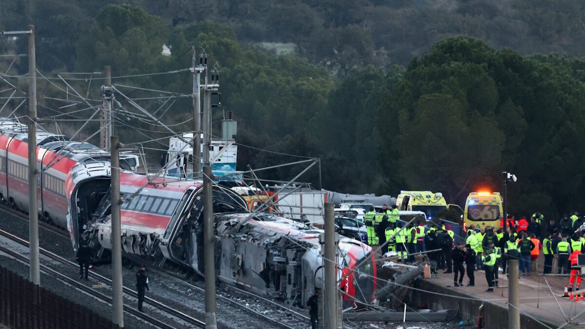 Μέλη της Ισπανικής Πολιτικής Φρουράς μαζί με άλλο προσωπικό έκτακτης ανάγκης στον τόπο της θανατηφόρας εκτροχίασης δύο τρένων υψηλής ταχύτητας κοντά στο Adamuz