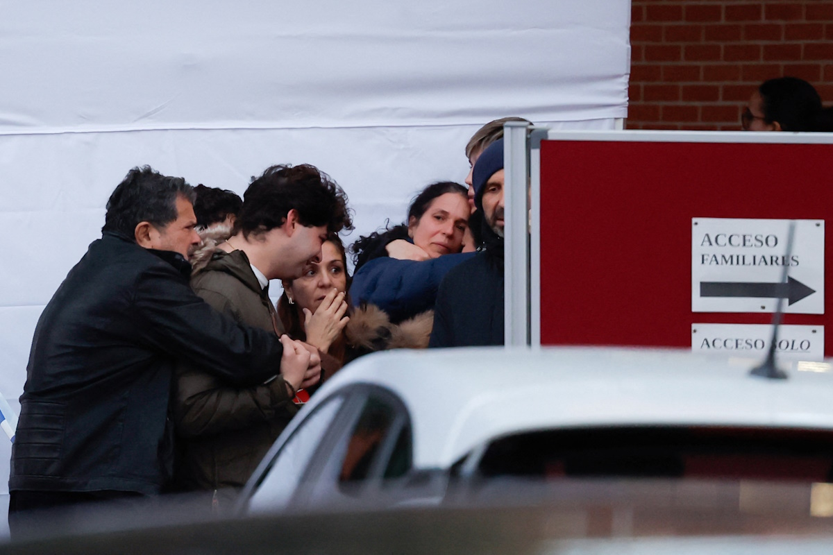 Συγγενείς αντιδρούν έξω από το κέντρο έκτακτης ανάγκης, μετά τη θανατηφόρα εκτροχία δύο τρένων υψηλής ταχύτητας κοντά στο Adamuz, στην Κόρδοβα