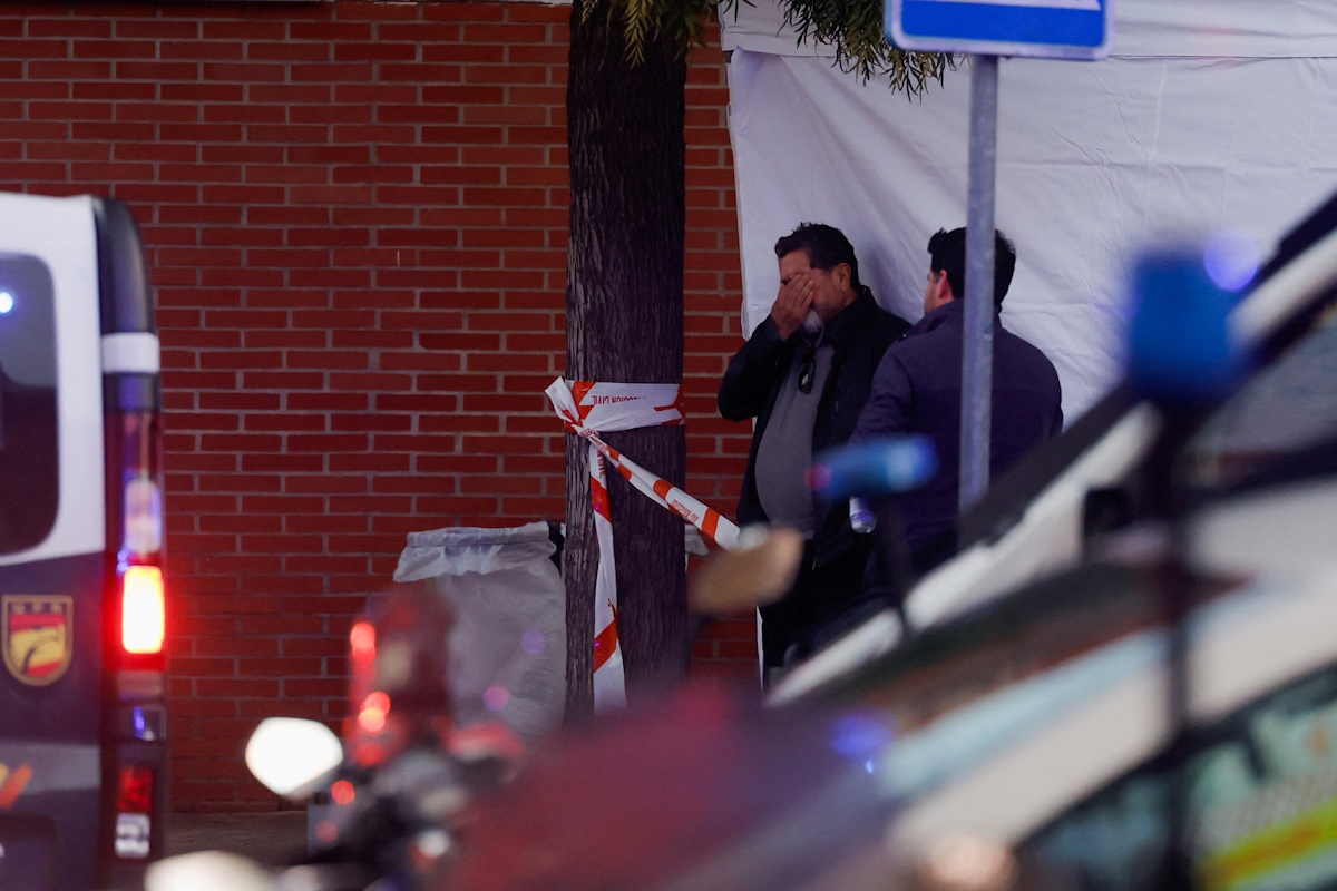 Ένας συγγενής αντιδρά έξω από ένα κέντρο έκτακτης ανάγκης, μετά τη θανατηφόρα εκτροχία δύο τρένων υψηλής ταχύτητας κοντά στο Adamuz, στην Κόρδοβα της Ισπανίας