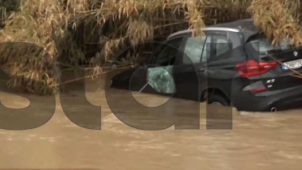Αυτοκίνητο που εγκλωβίστηκε σε ρέμα στα Σπάτα