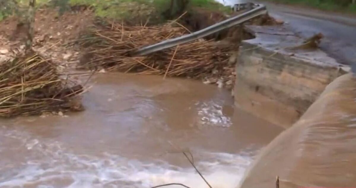 Σπάτα: Ξεχείλισε το ρέμα Βάρδα - Διακόπηκε η κυκλοφορία προς Πικέρμι