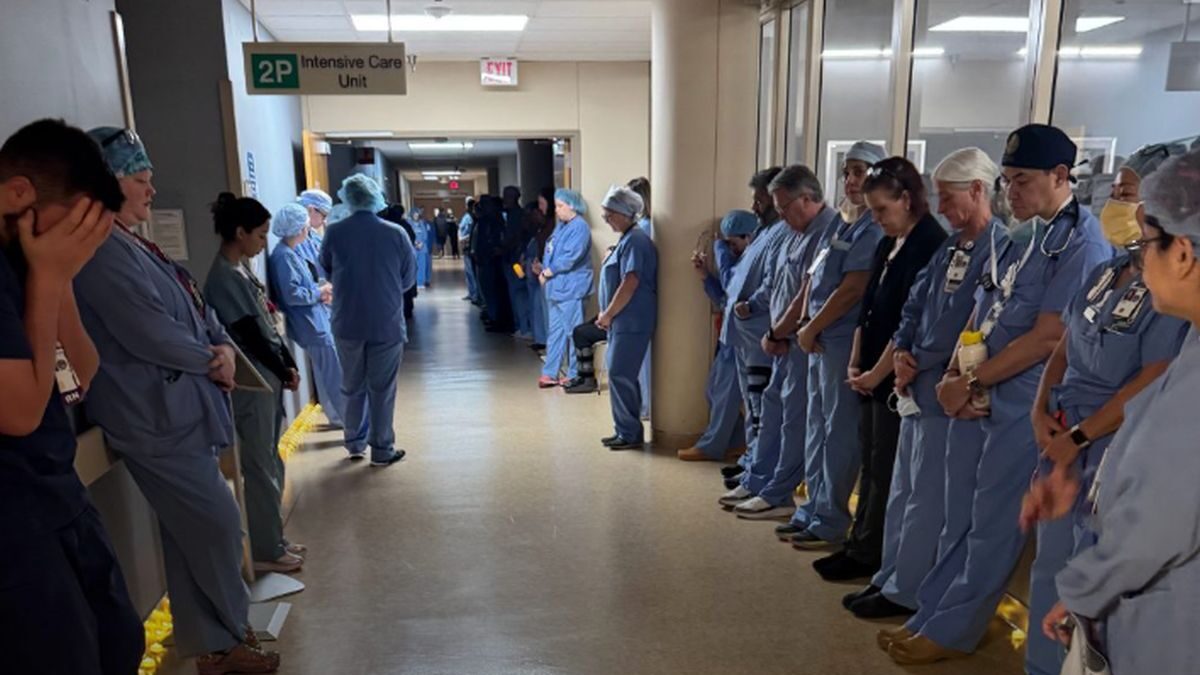 Γιατροί και νοσηλευτές, όλοι συνάδελφοι του νοσηλευτή Άλεξ Πρέτι τον τιμούν με ενός λεπτού σιγή