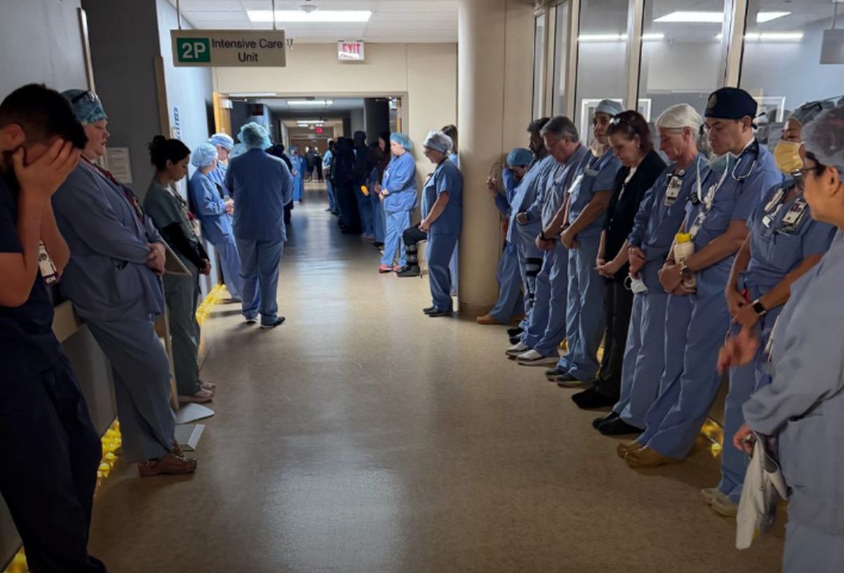 Γιατροί και νοσηλευτές, όλοι συνάδελφοι του νοσηλευτή Άλεξ Πρέτι τον τιμούν με ενός λεπτού σιγή