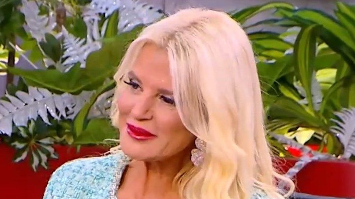 Η Μαρίνα Σταυράκη κατά τη διάρκεια της συνέντευξης που παραχώρησε στον Γιώργο Λιάγκα