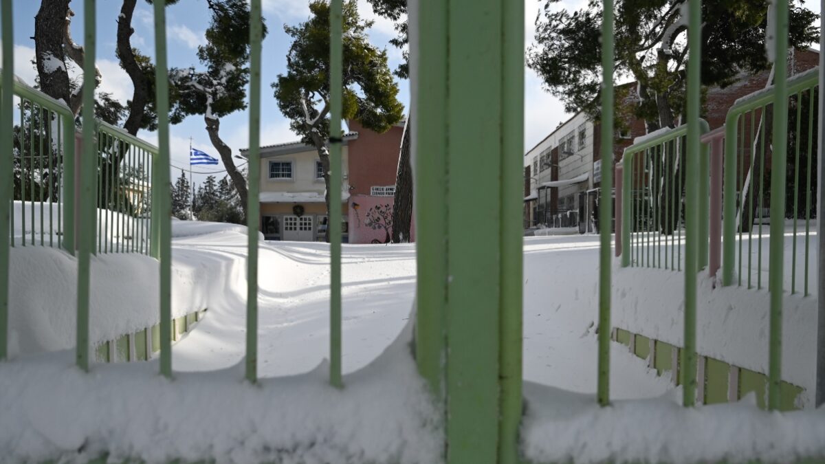 Σχολείο με χιόνι