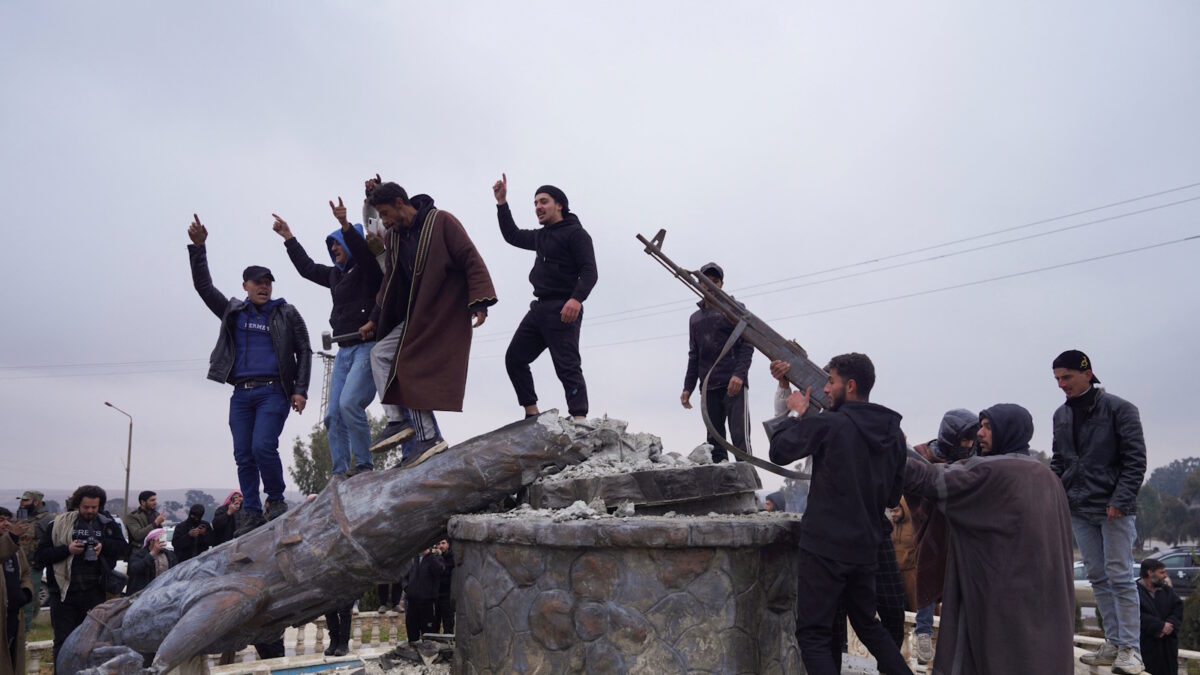 Σύριοι κατεδάφισαν μνημείο των Κούρδων μαχητών και πανηγυρίζουν με την συριακή σημαία μετά την συμφωνία εκεχειρίας
